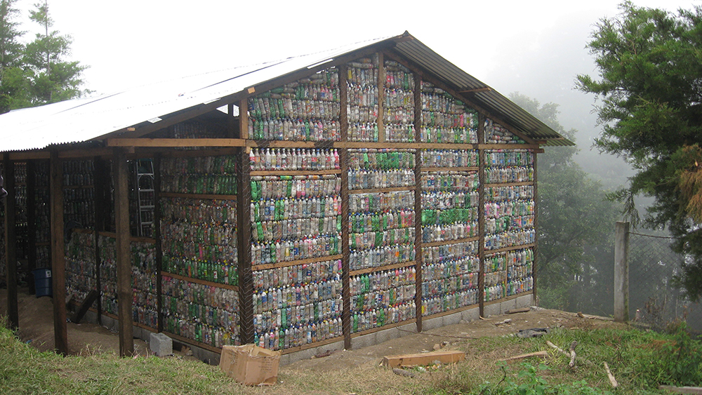 Armando Iachini: Botellas de vidrio, material para reciclar y construir